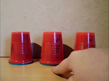 El Juego de los Vasos - ¿Donde esta la pelota? - YouTube